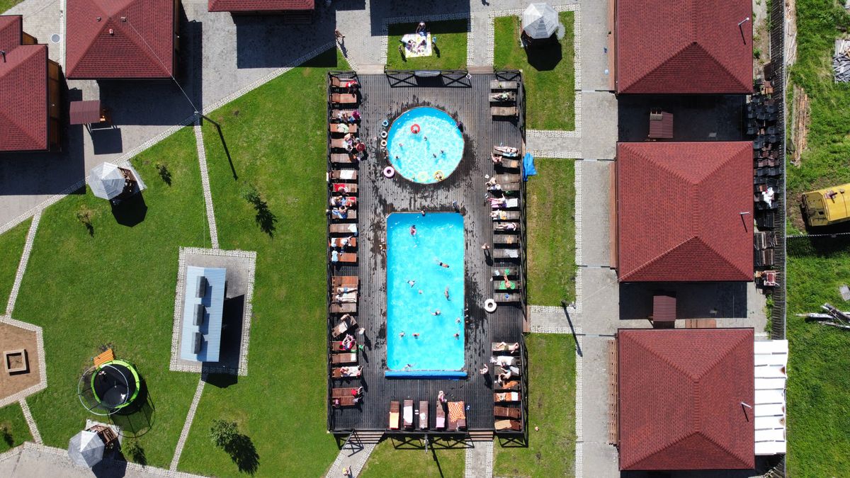 Piscina con agua de color verde por presencia de algas