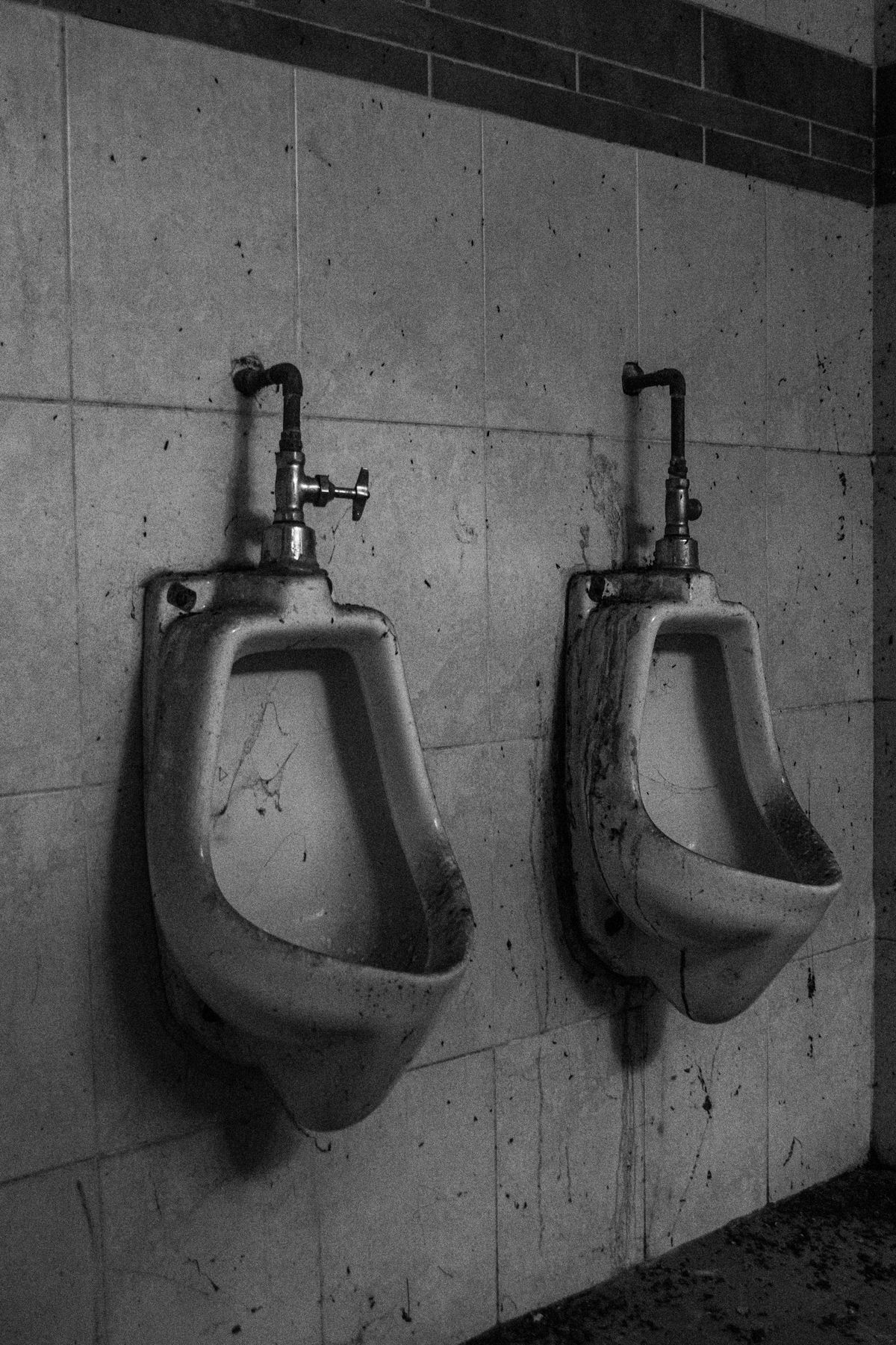 Baño pequeño con cerámica clara de formato grande que amplía visualmente el espacio