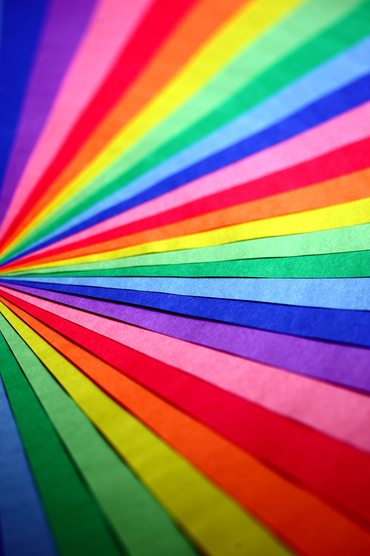 Distintos tarros de pintura de colores para elegir según el tipo de superficie a pintar