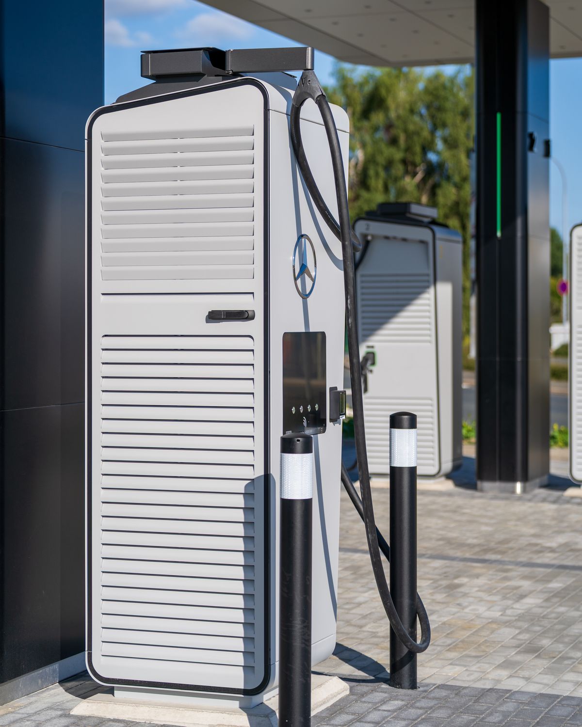 Cargador eléctrico para auto instalado en el muro de un estacionamiento residencial