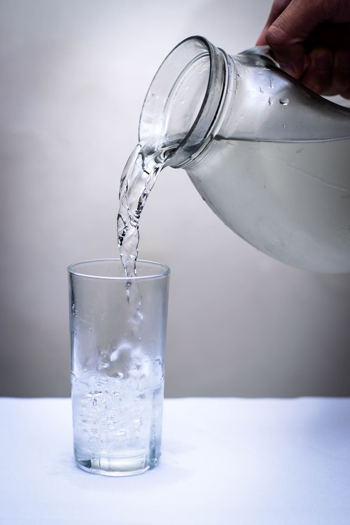 Medidor de agua siendo revisado para confirmar consumo inusual