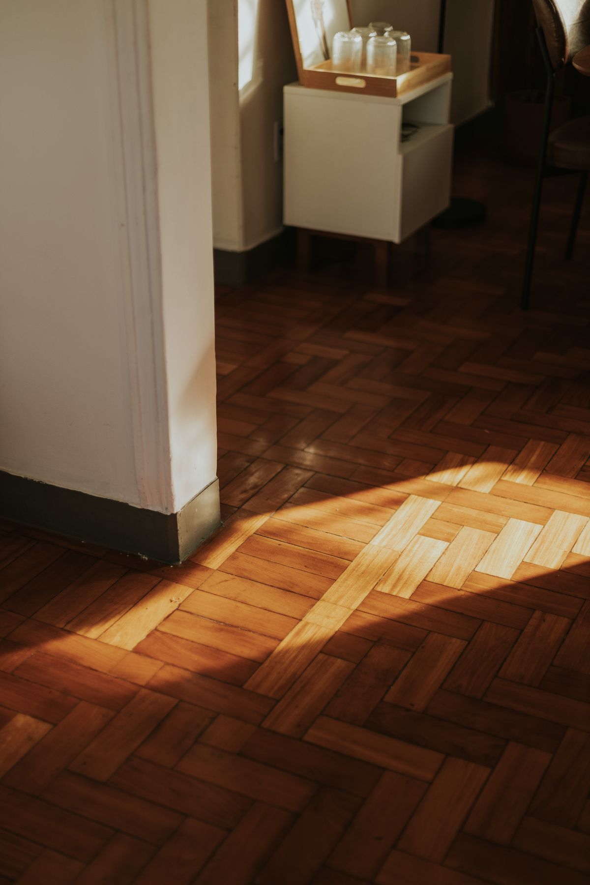 Fuga de agua bajo el piso flotante o porcelanato: qué hacer