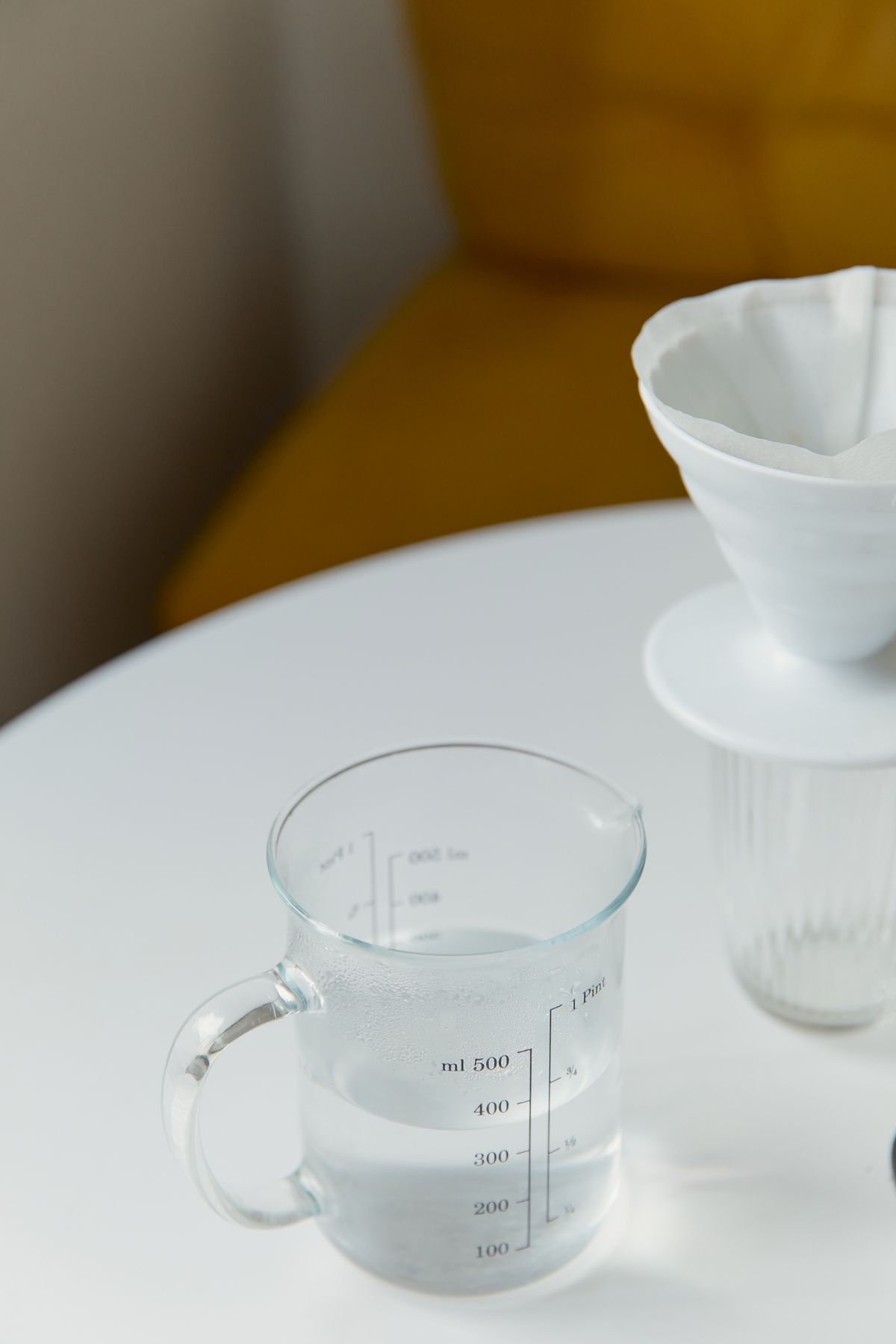 Medidor de agua potable de una vivienda siendo revisado de cerca