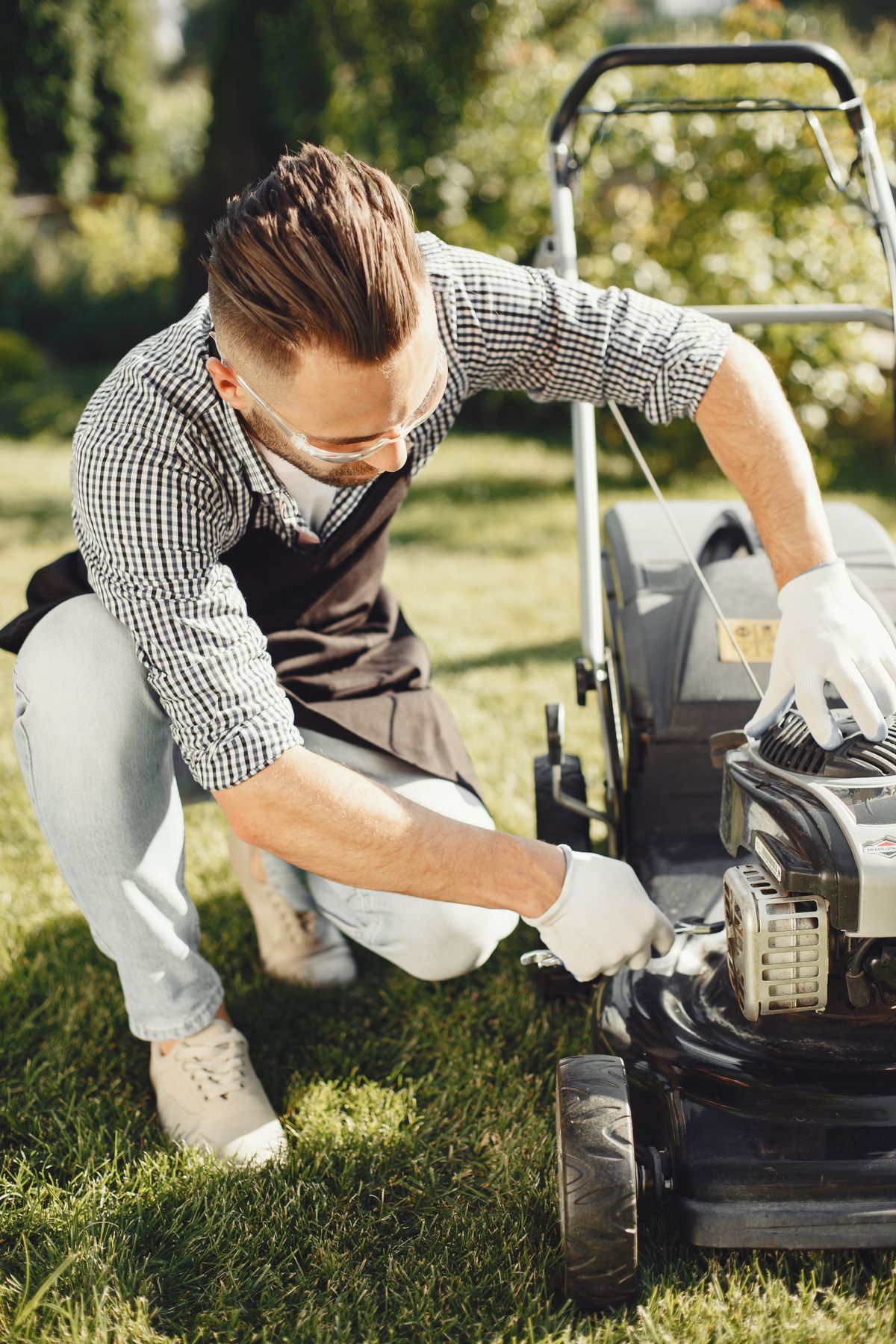 Generador eléctrico portátil instalado como respaldo en el exterior de una casa