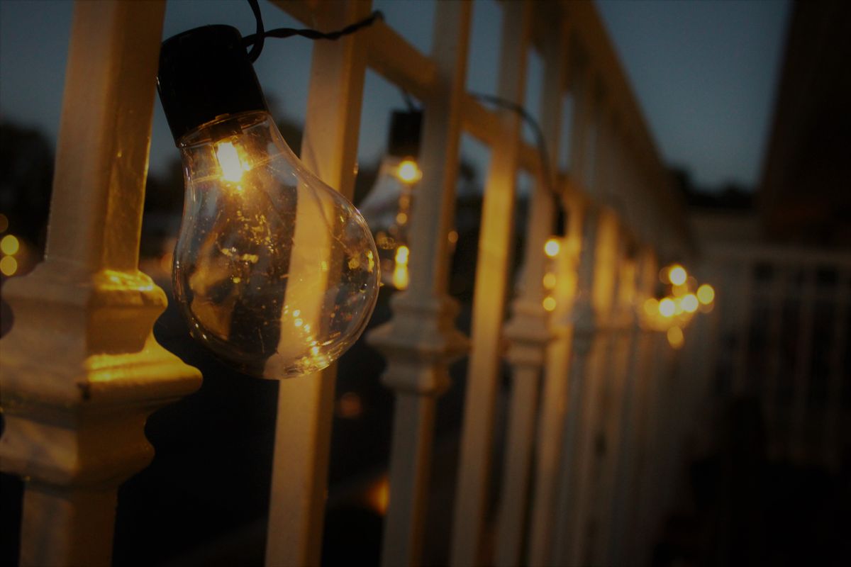 Comparación de ampolletas LED junto a ampolletas incandescentes tradicionales