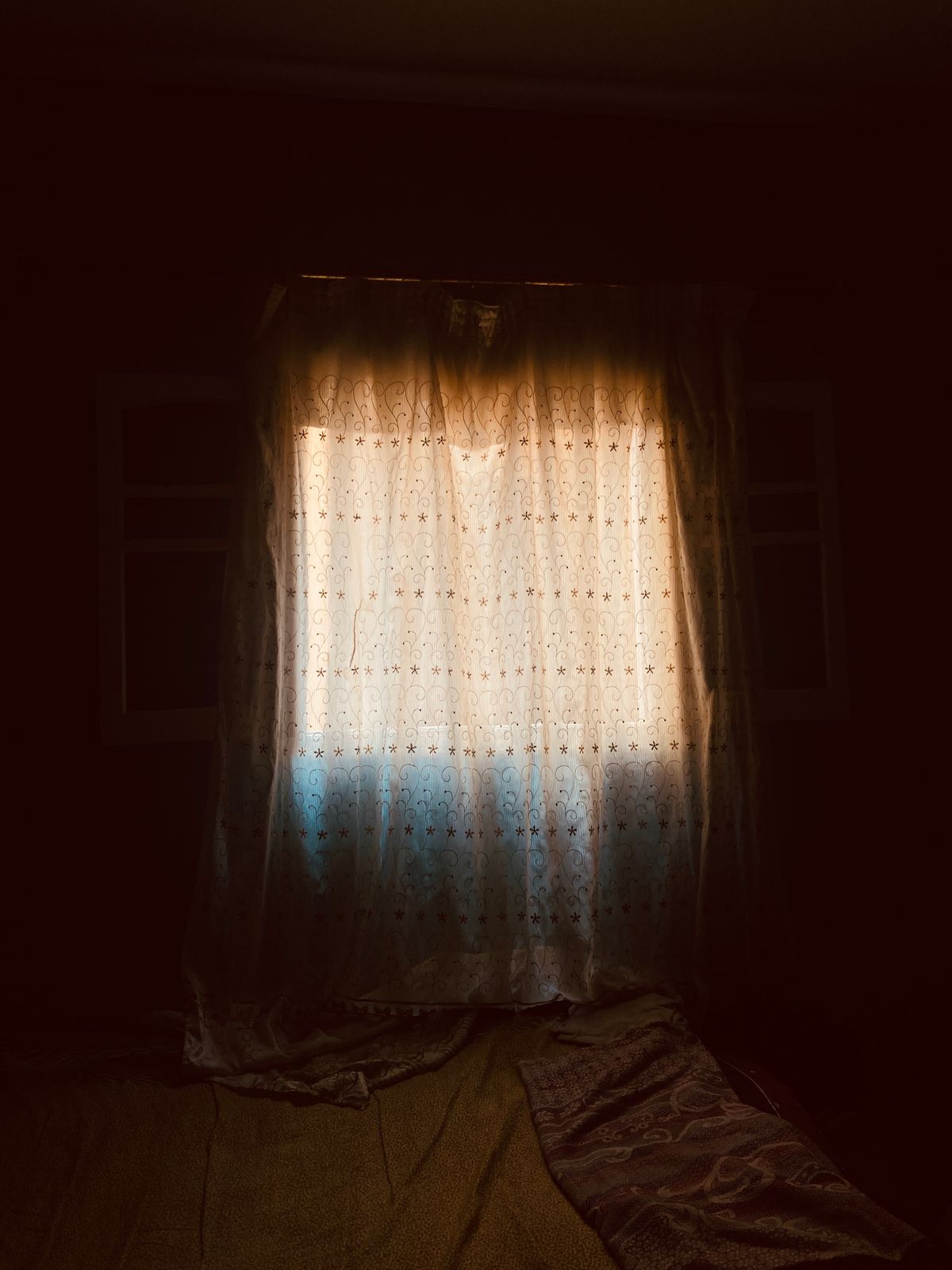 Cortinas de tela recién limpiadas colgando junto a una ventana luminosa
