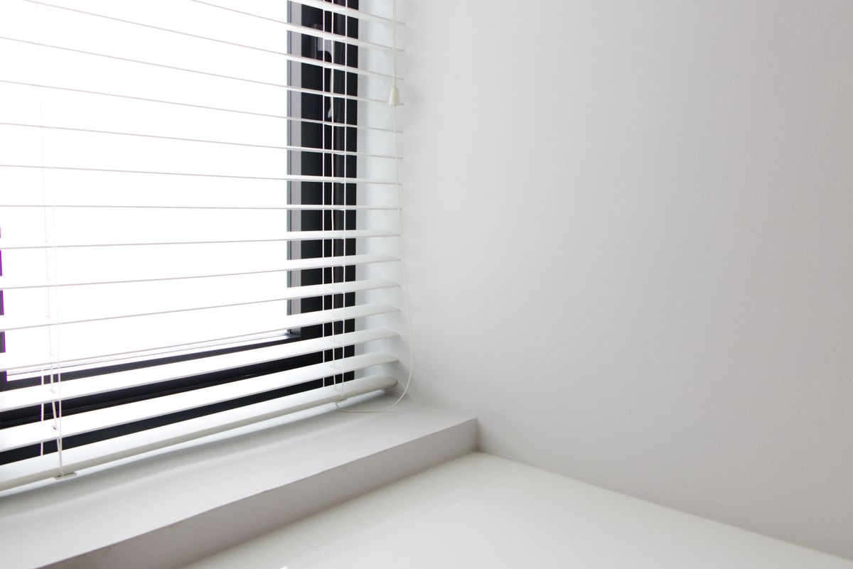 Limpieza de persianas y cortinas tipo roller: cómo mantenerlas