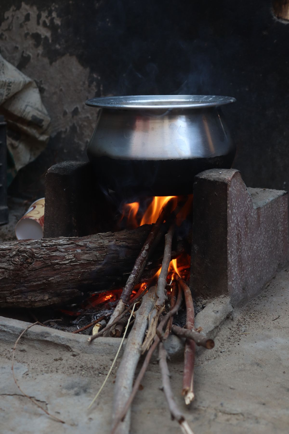 Persona revisando una conexión de gas en la cocina con cuidado