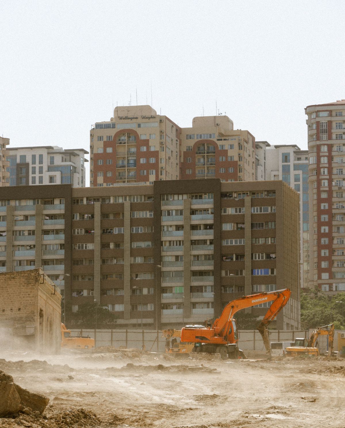 Planos de una vivienda junto a documentos de permisos municipales sobre un escritorio