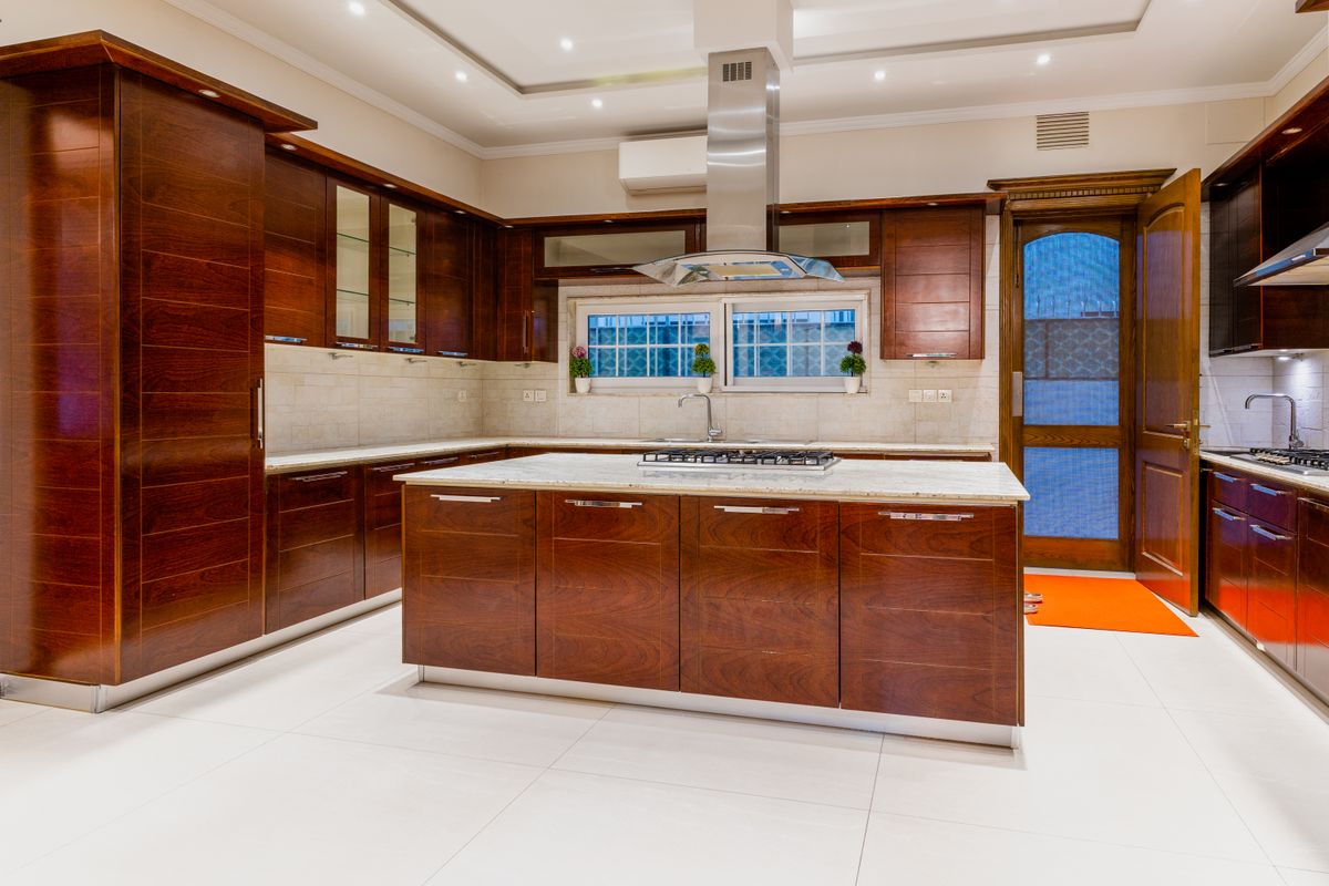 Cocina remodelada y modernizada lista para mostrarse a compradores